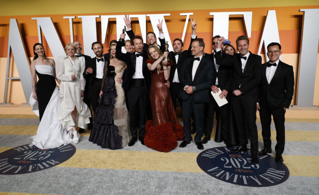 El equipo de «I'm Not a Robot» posa con el Oscar al Mejor Cortometraje de Acción Real en la fiesta Vanity Fair de los Oscars tras la 97 edición de los Premios de la Academia, en Beverly Hills, California, Estados Unidos, 2 de marzo de 2025. REUTERS/Danny Moloshok