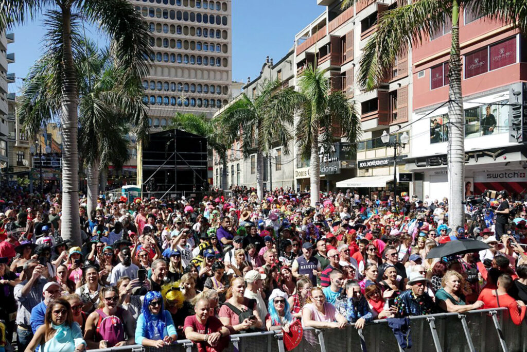 El Carnaval de Día toma la calle en Santa Cruz de Tenerife. 