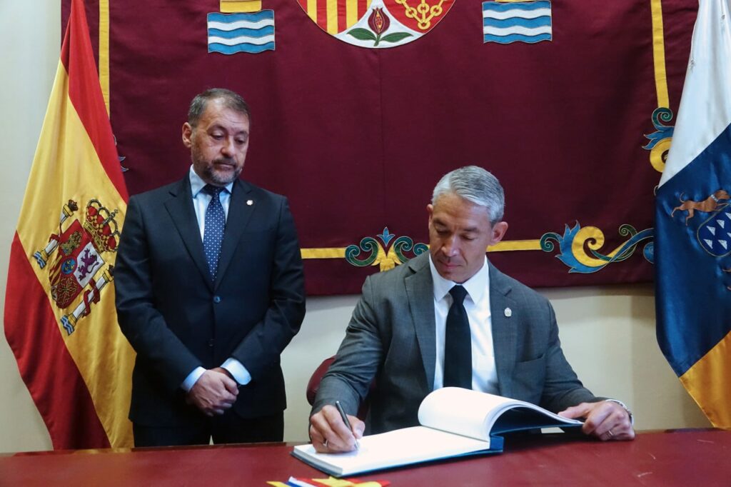 Santa Cruz de Tenerife fortalece su hermandad con San Antonio de Texas. Firma en el Libro de Honor de SC del alcalde de San Antonio de Texas/ Ayuntamiento de Santa Cruz de Tenerife.