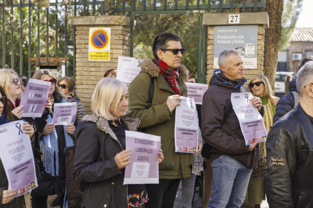 Los educadores de centros de menores se manifiestan. (Archivo) Zaragoza, 12/03/2025.- Un centenar de educadores y educadoras se han concentrado a las puertas de la subdirección de Protección a la Infancia y Tutela en Zaragoza para expresar su condena por el asesinato este lunes en Badajoz de la profesional María Belén C.F. y para exigir más medios públicos para desarrollar su trabajo con seguridad. EFE/Javier Cebollada