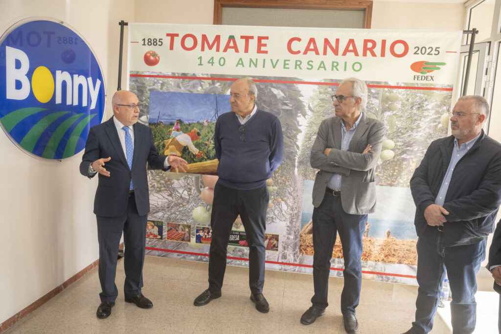 Gran Canaria celebra el 140 Aniversario de la Exportación del Tomate Canario. Antonio Morales junto a José Juan Bonny, presidente de FEDEX, y Antonio Bonny, consejero delegado de Grupo Bonny/ Cabildo de Gran Canaria.