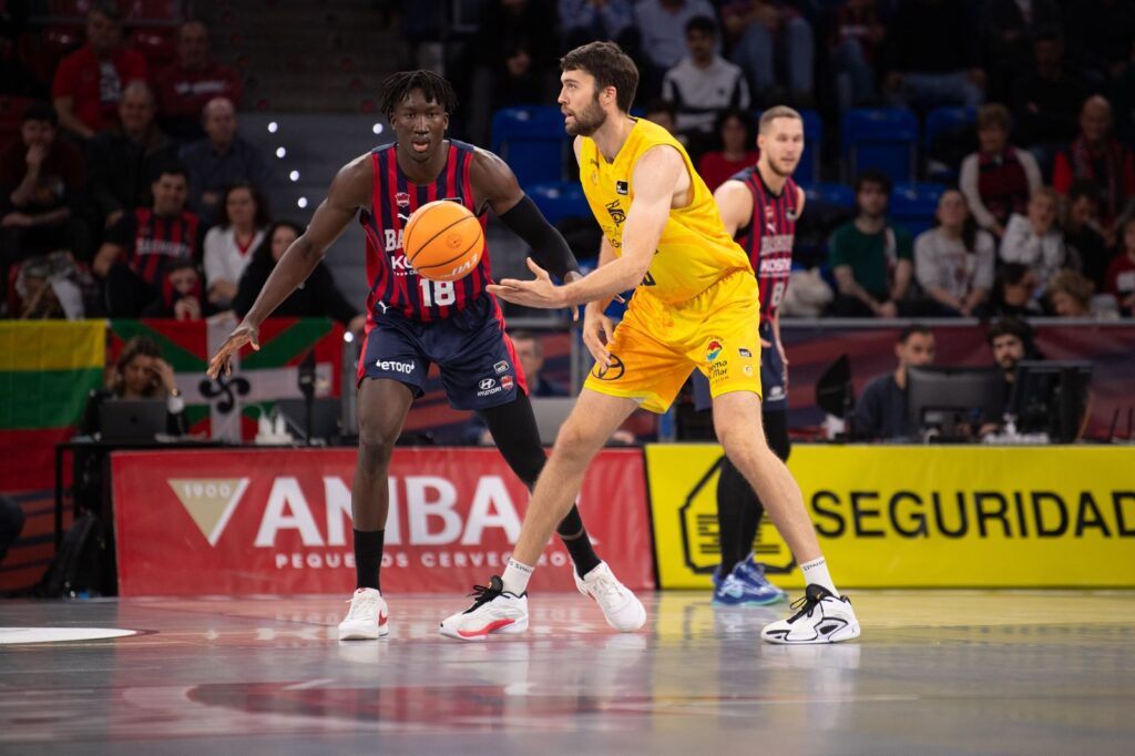 Instante del partido de este domingo entre el Saski Baskonia y el Dreamland Gran Canaria