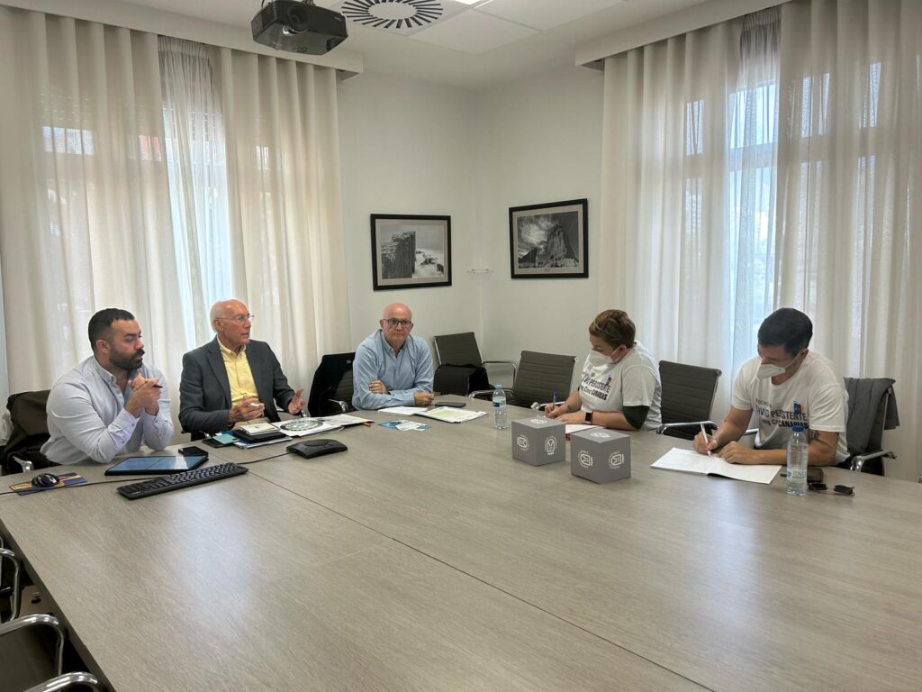 Tenerife reafirma su compromiso en el Día Mundial del COVID Persistente. Reunión del consejero de Educación para la Prevención, Juan Acosta y el médico coordinador Rafael Valcárcel con la Asociación de COVID Persistente de Canarias/ Cabildo de Tenerife. 