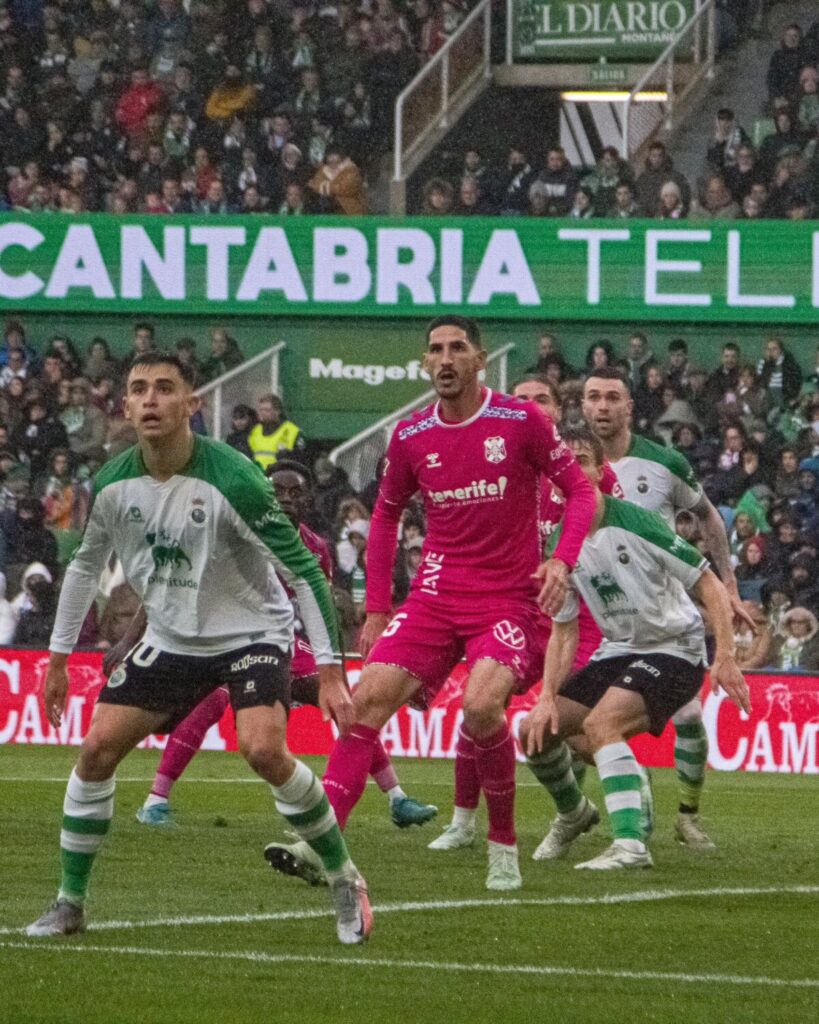 El jugador del CD Tenerife Bodiger en una jugada frente al Racing de Santander / CD Tenerife