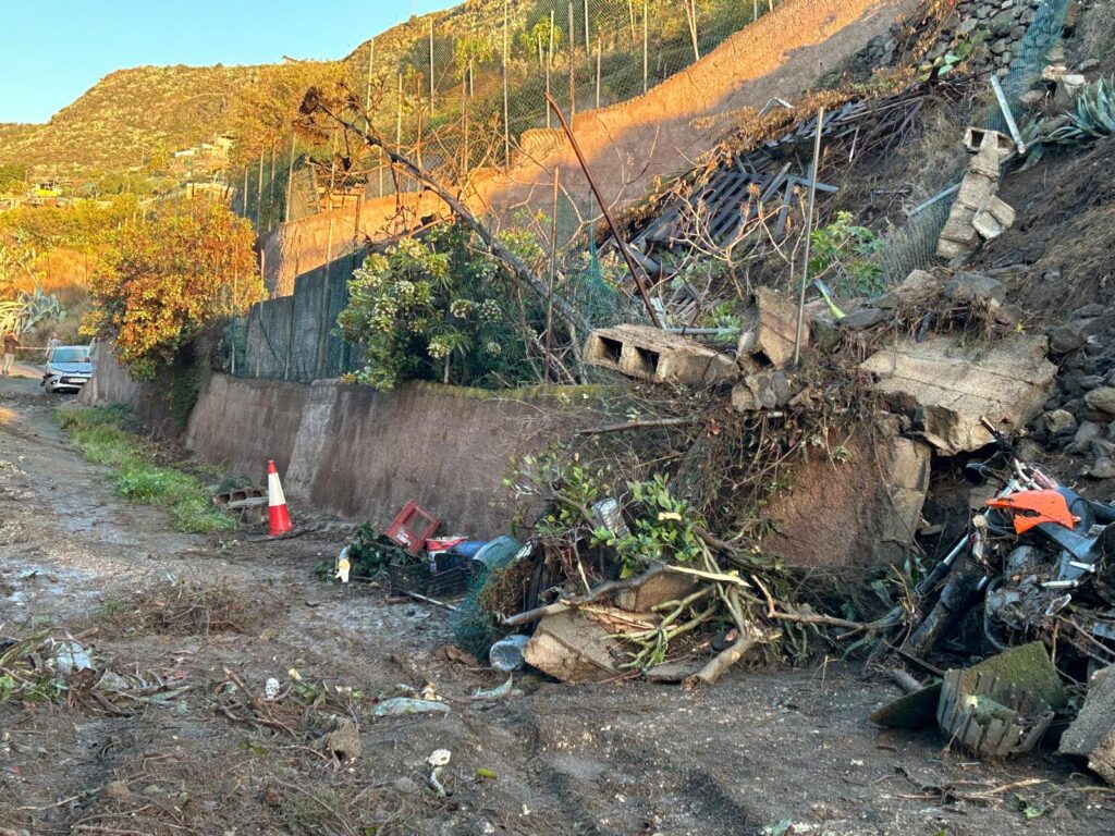 El reventón de un estanque arrastra varios vehículos en Telde