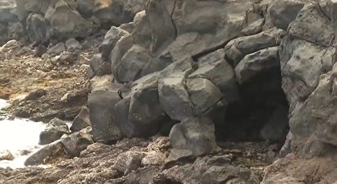 Hayan restos humanos en una cueva de Lanzarote. Cueva costera del Charco del Palo donde se encontraron los restos/ RTVC.