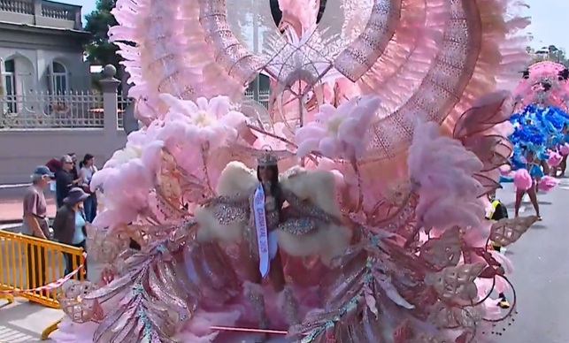 Coral Gutiérrez, la reina del Carnaval de Las Palmas de Gran Canaria 2025, durante el Desfile Inaugural de las fiestas