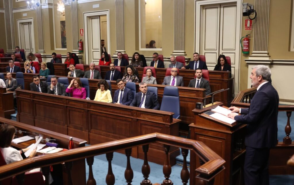 Los grupos de la oposición critican la labor del Ejecutivo canario en el Debate sobre el Estado de la Nacionalidad Canaria. Imagen @parcan