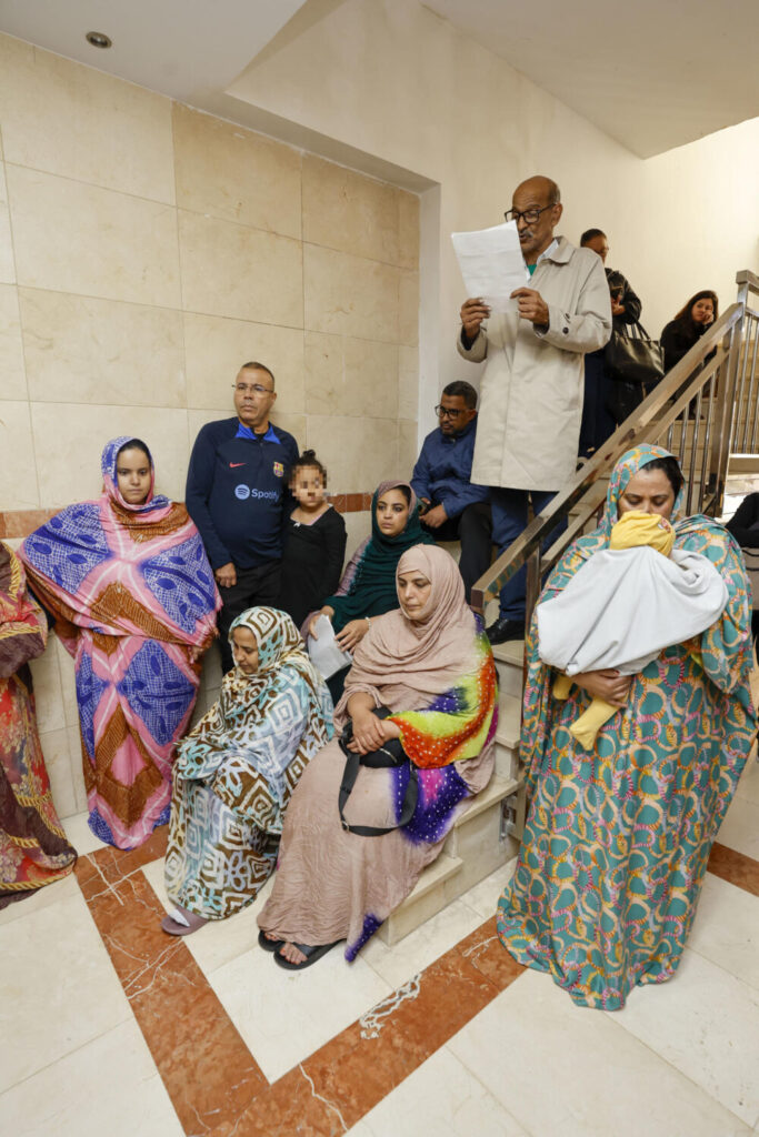 La Sareb paraliza el desahucio de 8 familias en Las Palmas de Gran Canaria. GRAFCAN5212. LAS PALMAS DE GRAN CANARIA (ESPAÑA), 13/03/2025.- En la imagen, vecinos del edificio en el portal del inmueble. EFE/Elvira Urquijo A.