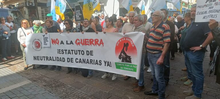 Concentración ante el Parlamento de Canarias para aprobar el Estatuto de Neutralidad