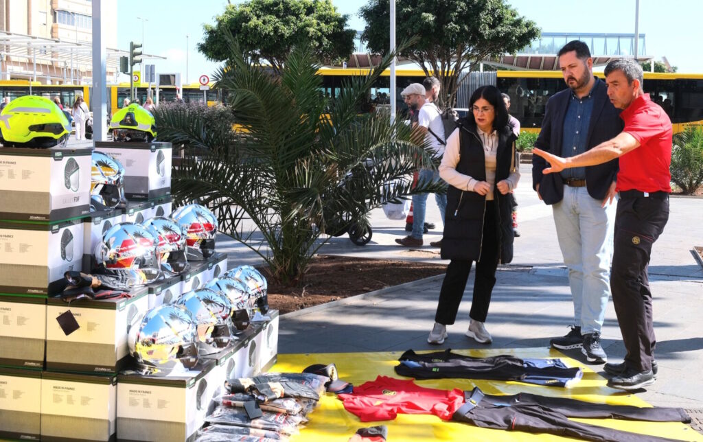 Carolina Darias presentando los nuevos EPIs de los Bomberos de Las Palmas de Gran Canaria/ Ayuntamiento de Las Palmas de Gran Canaria.