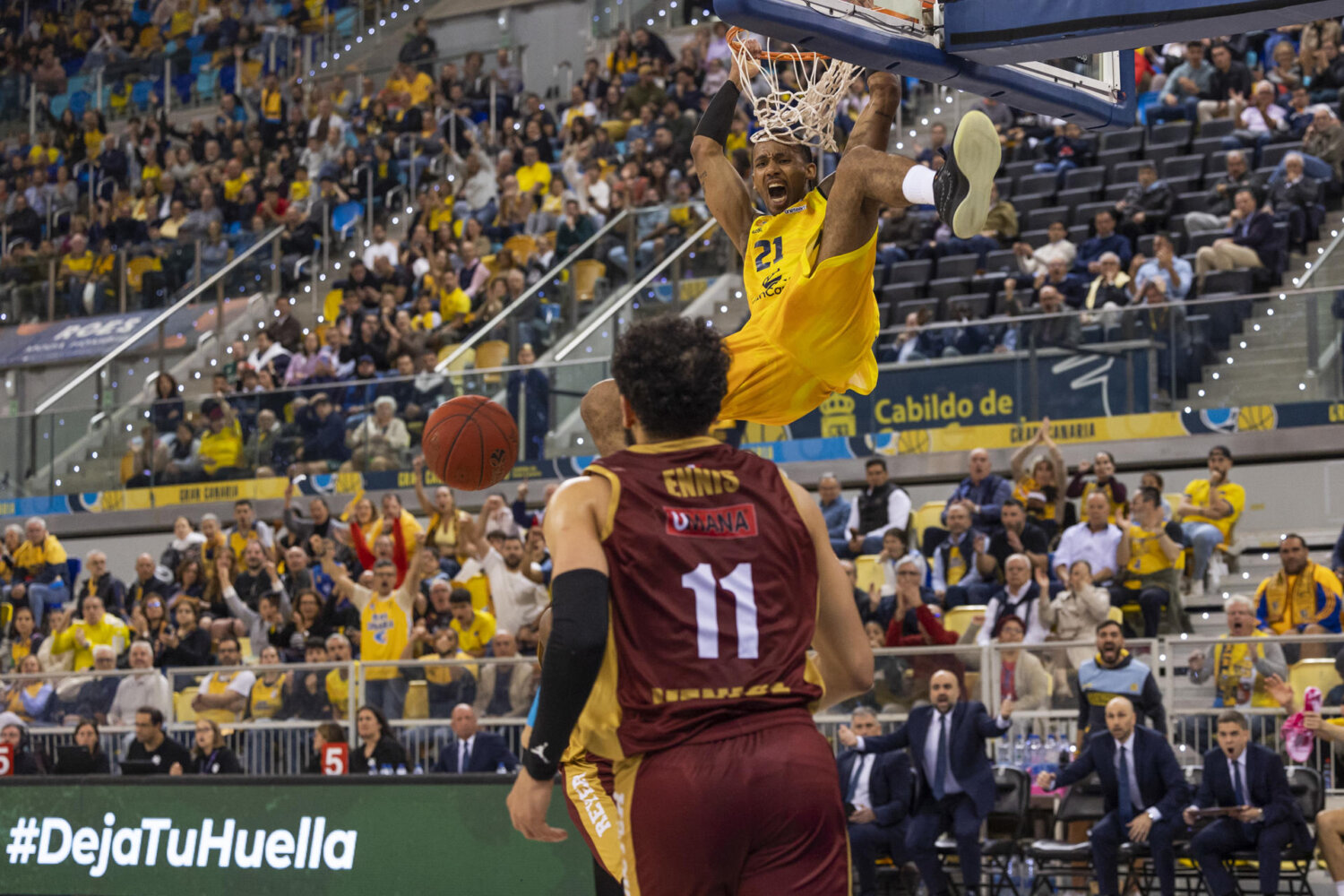 El base francés del Dreamland Gran Canaria Mehdy-Sofian Ngouama (d) machaca la canasta durante el encuentro de la Eurocopa que han disputado este miércoles frente al Umana Reyer Venice en el Gran Canaria Arena