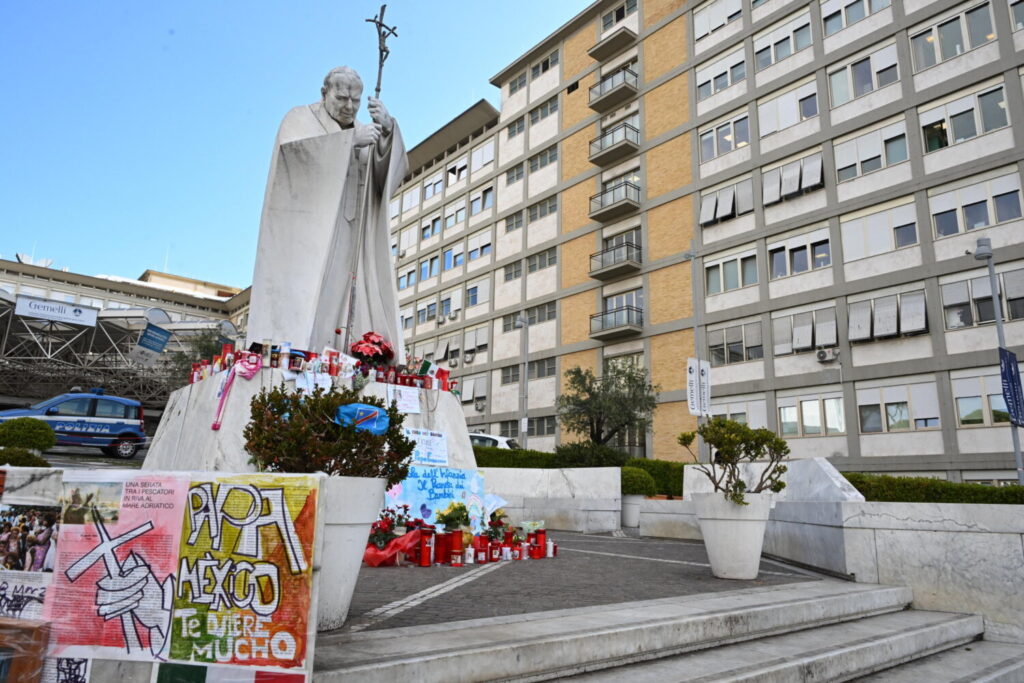 El Papa cumplió este viernes tres semanas ingresados en el Hospital Gemelli de Roma debido a una neumonía bilateral