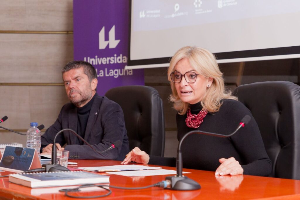 Sanidad presenta el Manual de Promoción de la Salud Mental, Resiliencia y Prevención de la Conducta Suicida. Esther Monzón, y el rector de la Universidad de La Laguna (ULL), Francisco García, en las Jornadas de Promoción de la Salud Mental, Resiliencia y Prevención de la Conducta Suicida/ Consejería de Sanidad.