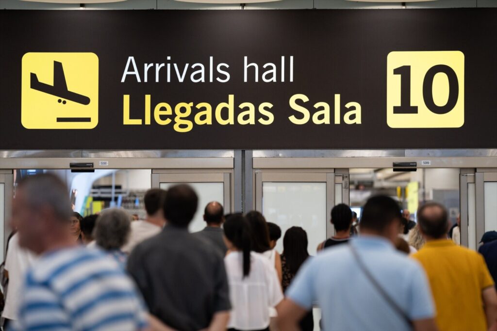 Imagen de archivo de pasajeros llegando a un aeropuerto