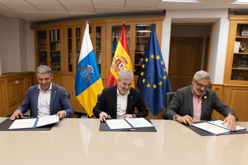 Canarias y ULPGC apuestan por mejorar el sector primario. Fernando Clavijo, Narvay Quintero y Lluís Serra en el momento de la firma de los convenios para mejorar el sector primario en Canarias/ Gobierno de Canarias.