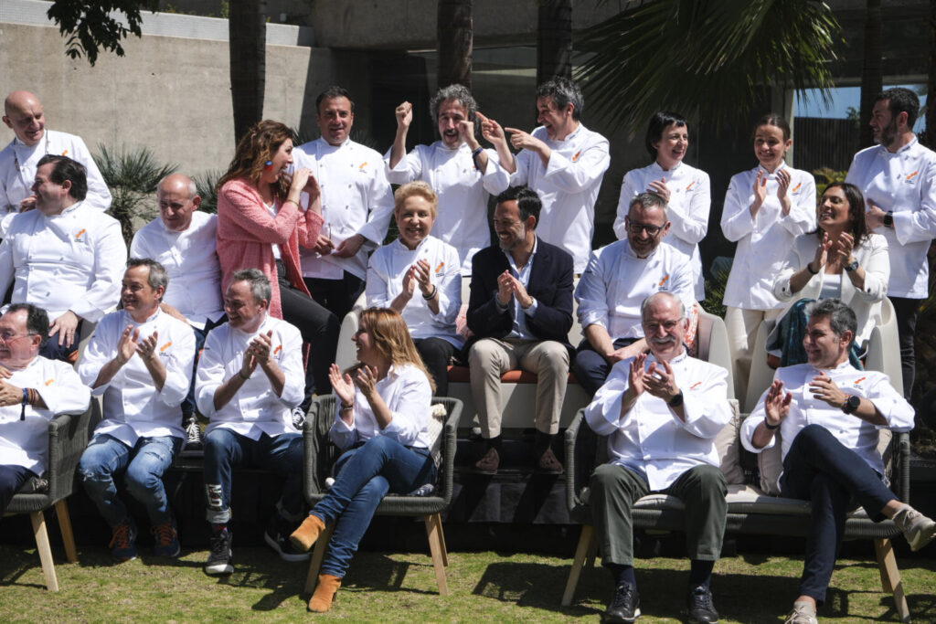 La Guía Repsol 2025 reconoce la gastronomía canaria. SANTA CRUZ DE TENERIFE (ESPAÑA), 17/03/2025.- Los galardonados en esta edición y en ediciones pasadas posan para una fotografía conjunta este lunes durante un acto previo a la gala de entrega de los Soles Guía Repsol 2025, donde han participado los cocineros con 3 Soles Guía Repsol, nuevos y veteranos. EFE/Alberto Valdés