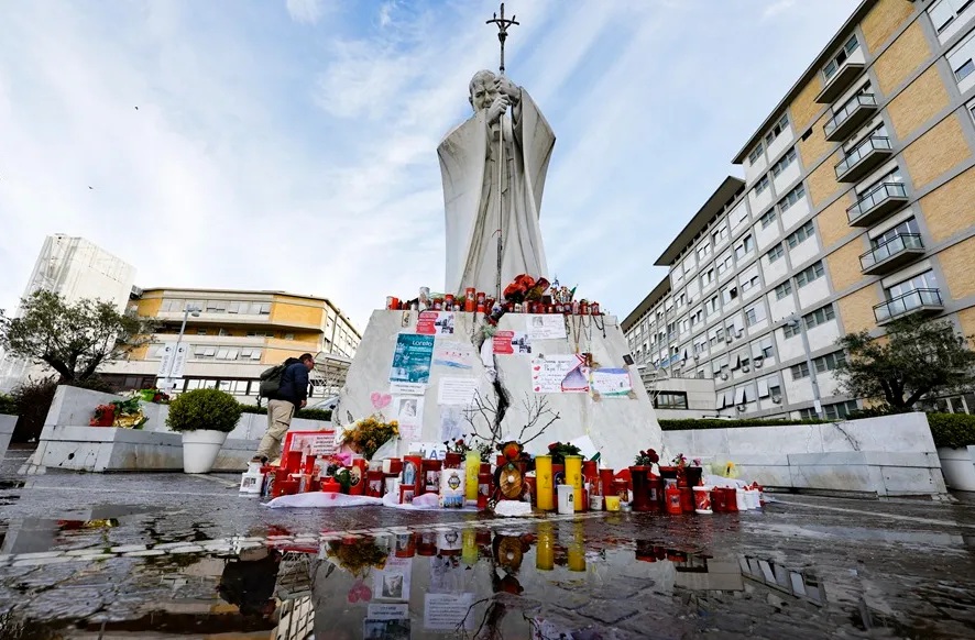 El papa consolida su mejoría. Imagen: Hospital Gemelli. EFE