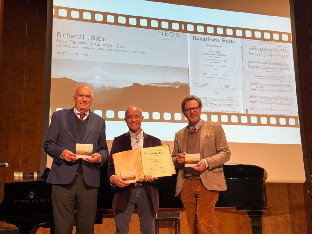 Sergio Alonso presenta en el Auditorio Alfredo Kraus ‘Suite Canarias’ de Richard H. Stein. Juan José Laforet, Sergio Alonso, Tilman Kuttenkeuler durante la rueda de prensa en el Auditorio Alfredo Kraus/ Auditorio Alfredo Kraus.