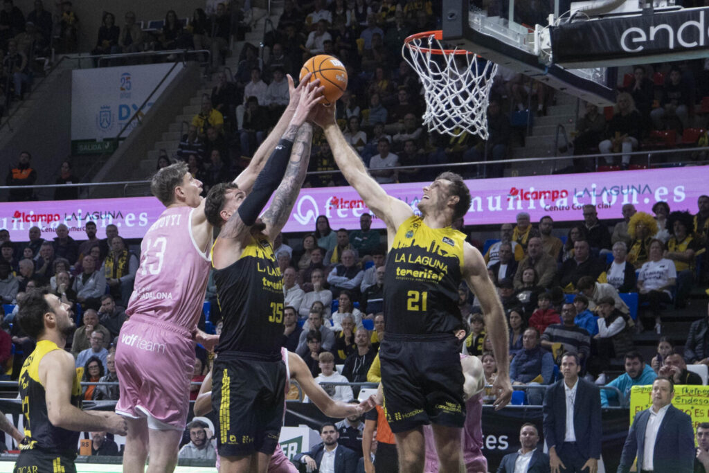 82-81 | La Laguna Tenerife – DKV Joventut. GRAFCAN4195. LA LAGUNA (TENERIFE), 01/03/2025.- El pivot del Joventut de Badalona Artem Pustovyi (2i) y los jugadores de la Laguna Tenerife Fran Guerra (2d) y Tim Abromaitis (d) durante el partido de la jornada 21 de la Liga Endesa que enfrentó a ambos equipos este sábado en el pabellón Santiago Martín en La Laguna (Tenerife). EFE/ Miguel Barreto