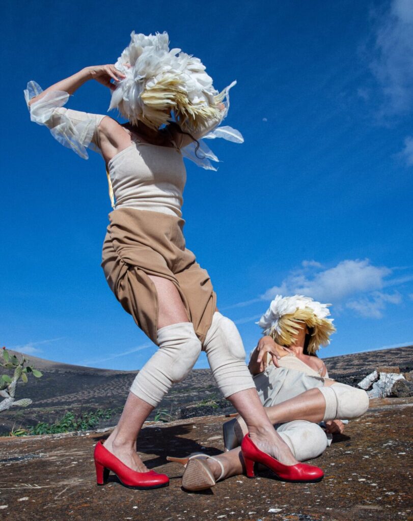 La danza de ‘Plumáticas’ llega a la Cueva Pintada. Las dos bailarinas en un momento de 'Plumáticas'/ Cabildo de Gran Canaria.