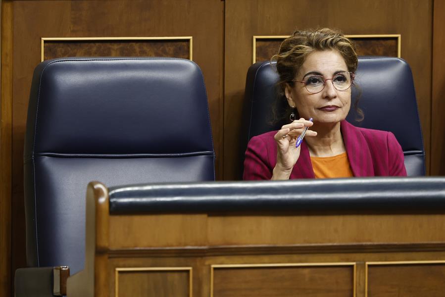 La Vicepresidenta primera y ministra de Hacienda, María Jesús Montero, durante el pleno del Congreso que se celebra este jueves. EFE/ Mariscal