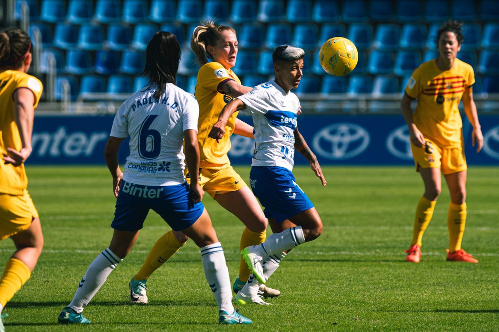 María José Pérez, en una acción de juego ante el FC Barcelona. Imagen Costa Adeje Tenerife