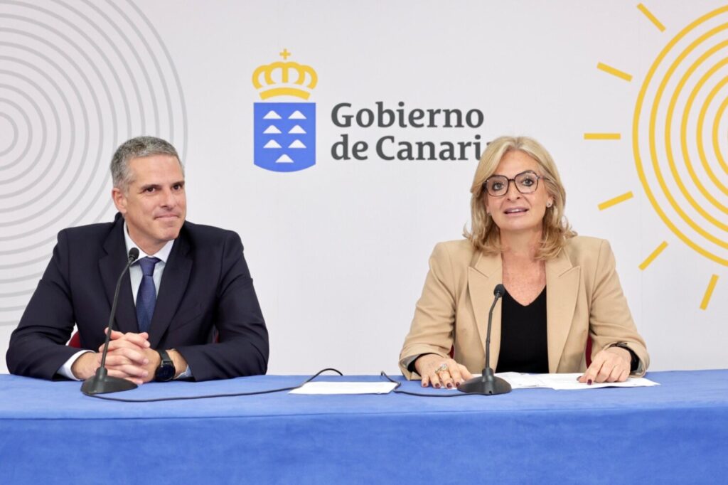 El director de AENOR en Canarias, Javier Lantigua, y la consejera de Sanidad, Esther Monzón, durante el acto