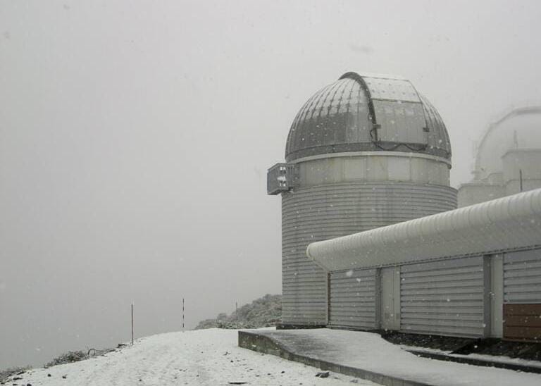 Continúa la prealerta por lluvias y nieve en Canarias. Observatorio del Roque de Los Muchachos nevado, en La Palma/ IAC Roque de Los Muchachos.