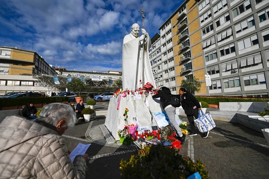 El Papa Francisco sigue "estable". Fieles rezan por la salud del papa ante la estatua de Juan Pablo II situada en la entrada del hospital Gemelli de Roma. EFE/EPA/Riccardo Antimiani