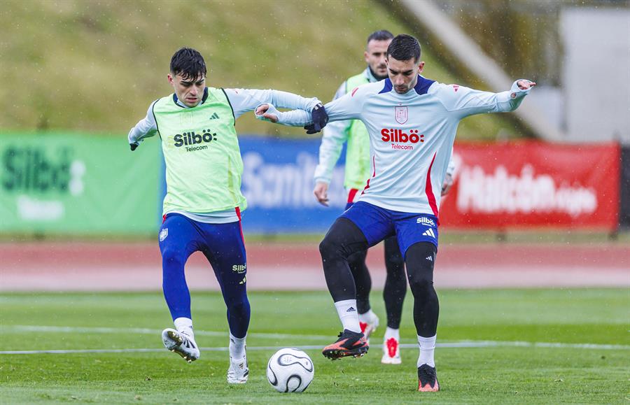 Países Bajos- España | Los jugadores de la selección española de fútbol, Pedri (i) y Ferrán (d) durante el entrenamiento del equipo en la Ciudad del Fútbol de Las Rozas. Imagen EFE