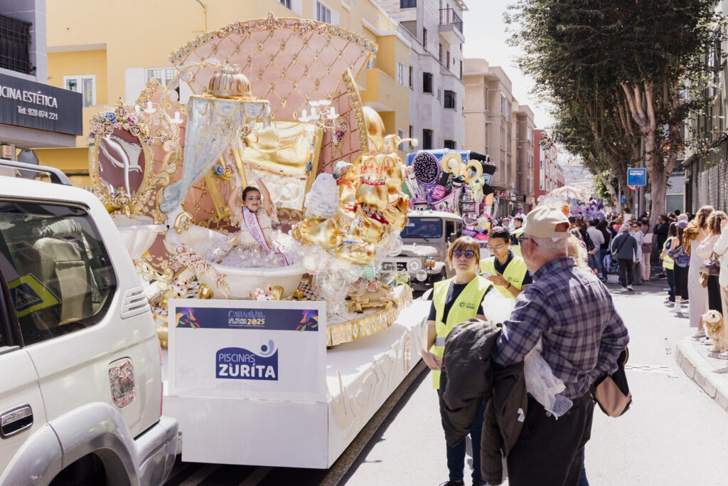 Recorrido de la cabalgata infantil del Carnaval de Las Palmas de Gran Canaria. Reina Infantil del Carnaval de Las Palmas de Gran Canaria durante el desfile inaugural/ Ayuntamiento de Las Palmas de Gran Canaria.