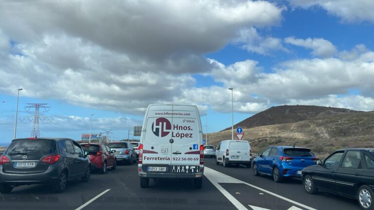 Dos heridos en una colisión por alcance deja grandes retenciones en la TF-1