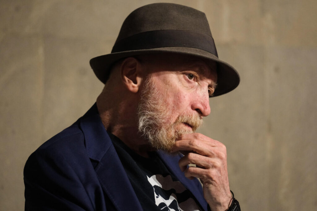 Frank Miller: "mientras tenga sangre en el cuerpo", 'Sin City' seguirá viva. SANTA CRUZ DE TENERIFE, 21/03/2025.- El dibujante y guionista de cómics Frank Miller participa este viernes en una rueda de prensa con motivo de la celebración del Festival Atlántico del Género Negro Tenerife Noir. EFE/Alberto Valdés.