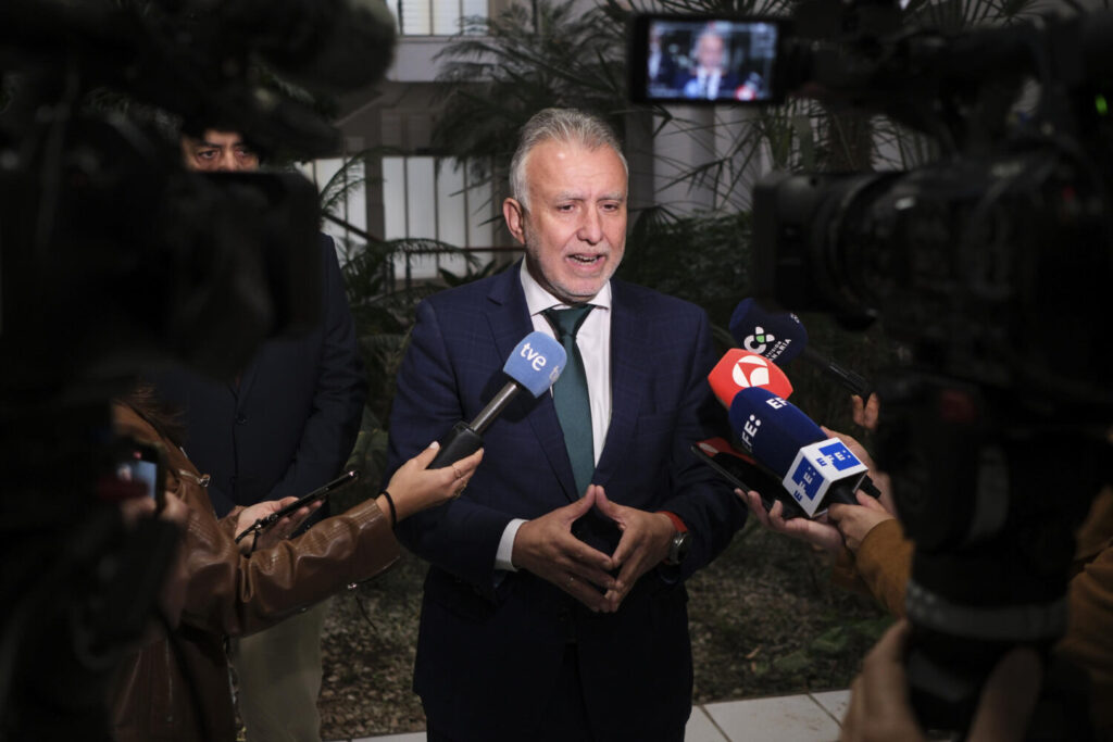 Torres apela a reafirmar la libertad en España de forma permanente. LA LAGUNA (ISLAS CANARIAS), 18/03/2025.- El ministro de Política Territorial y Memoria Democrática, Ángel Víctor Torres, clausura , este martes las jornadas "España, del aislamiento a la incorporación a Europa"?, incluida en la programación del ciclo sobre los 50 años de la muerte de Franco realizadas en la Universidad de La Laguna (ULL) en Tenerife. EFE/Alberto Valdés