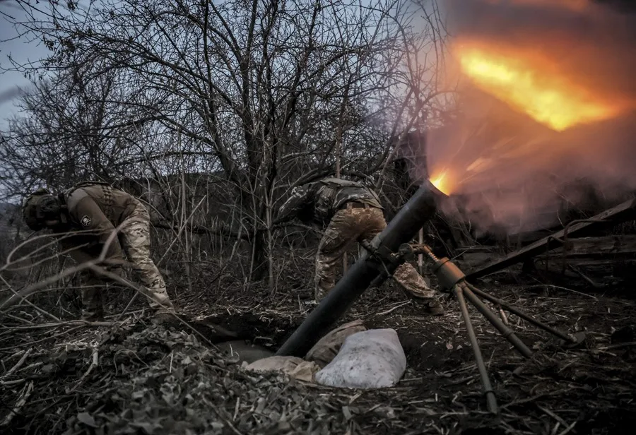 Militares de la 24.ª Brigada Mecanizada ucraniana disparan un mortero contra posiciones del ejército ruso cerca de Chasiv Yar, en la región de Donetsk. EFE/EPA/24 Brigada Mecanizada