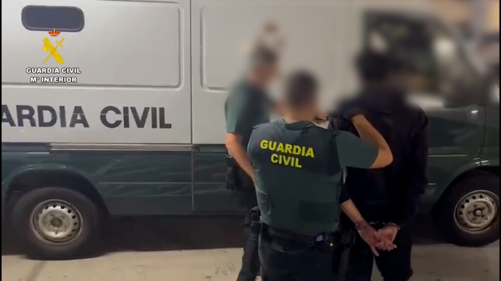 Momento en que la Guardia Civil arresta al detenido por tratar de atropellar a dos personas en Vecindario, Gran Canaria