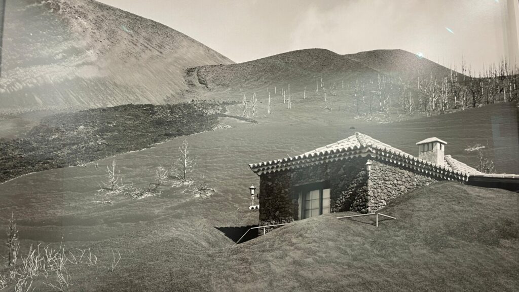 Una vivienda sepultada por las coladas del volcán Tajogaite, una de las fotografías de Richard Mosse presentes en ARCO 2025