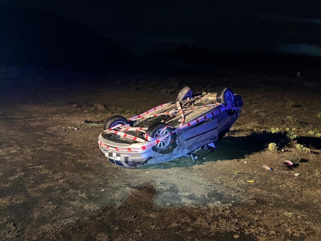 Un turismo se sale de la vía y acaba volcando en Teguise (Lanzarote)