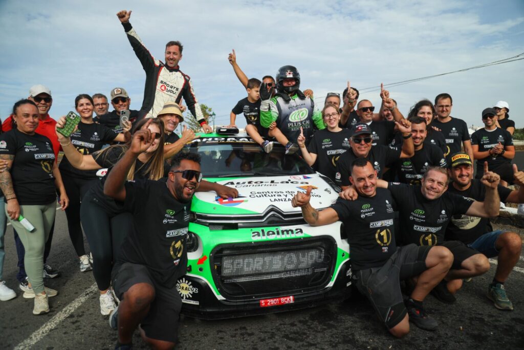 Yeray Lemes celebra con los aficionados su triunfo en el Rally Isla de Lanzarote