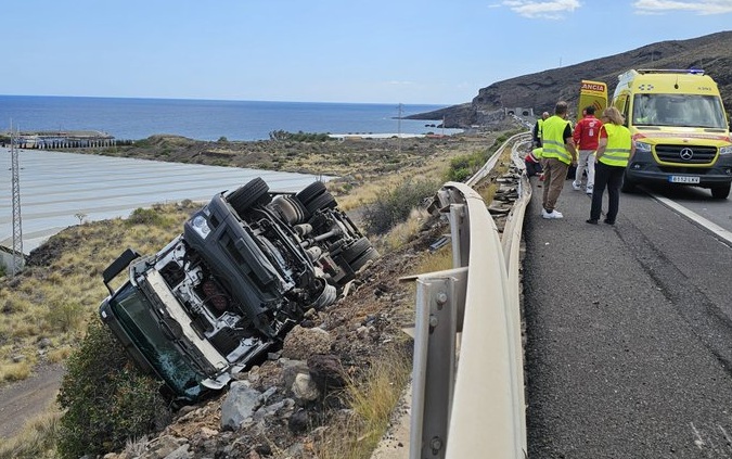 Camión volcado a pocos metros del túnel de Güímar, en la TF-1. Imagen 112 Canarias