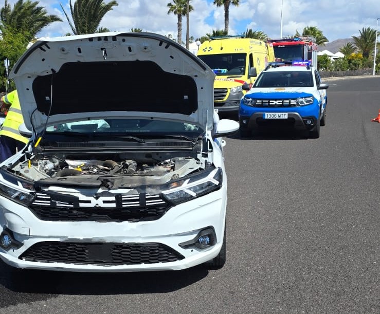 Intervienen un coche accidentado que echaba humo en Playa Blanca