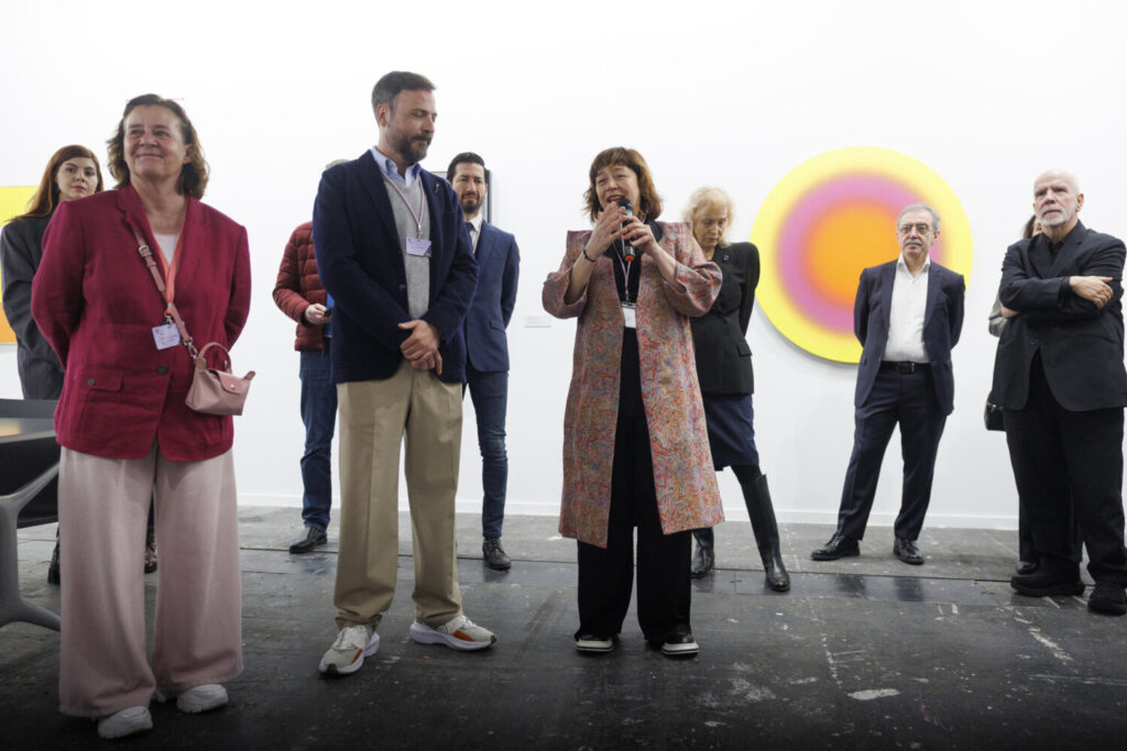 La directora de ARCO, Maribel Lopez, (3i) durante un homenaje a la galerista alemana Helga de Alvear, junto a la hija de esta, Ana (i), en el primer día de la feria de arte contemporáneo Arcomadrid 