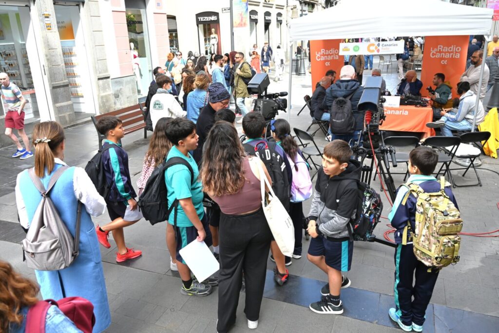 Alumnos de toda Canarias disfrutan de las ondas en 'De palique, Tu radio en la calle'. Novena Edición de 'De palique, Tu radio en la calle'/ Mónica Medina Rodríguez.