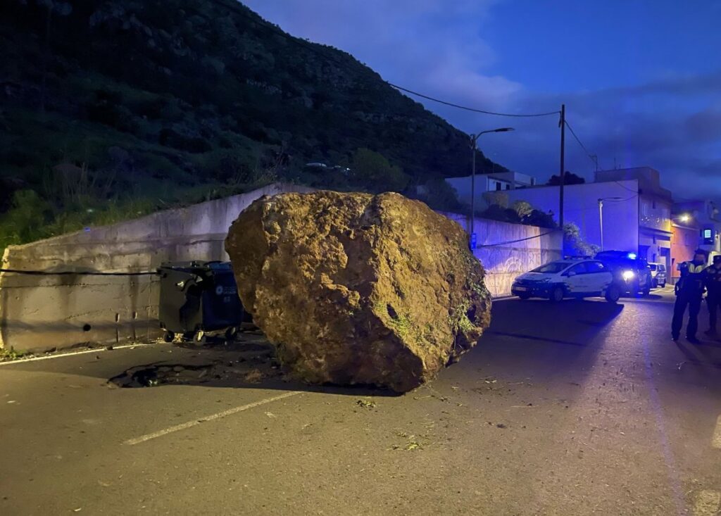 Una roca de grandes dimensiones cae sobre una carretera en Tenerife