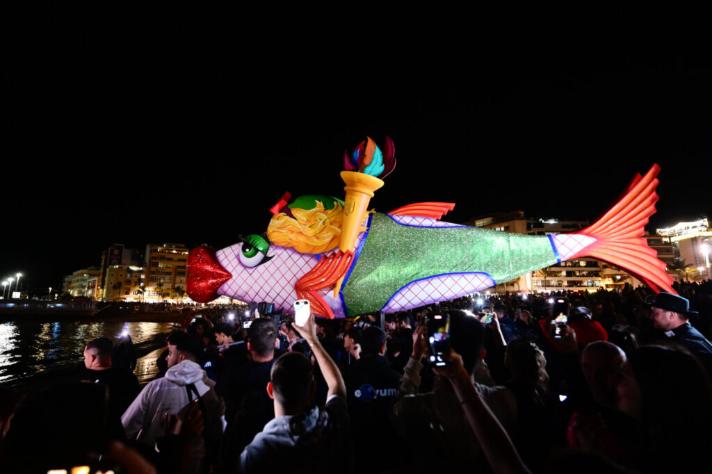 Miles de personas acompañaron a la sardina de Los Juegos Olímpicos desde el Parque Santa Catalina hasta la Playa de Las Canteras / Carnaval LPA