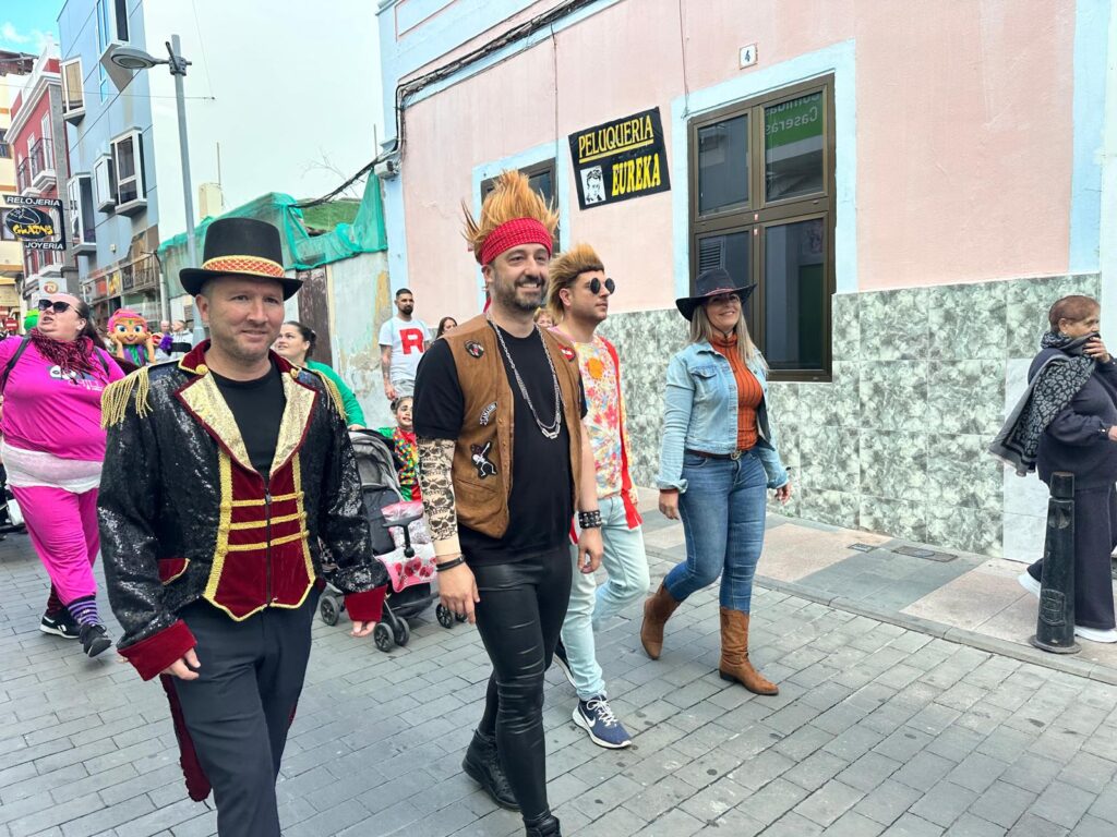 Telde celebra su primera Cabalgata Accesible. El alcalde de Telde, Juan Antonio Peña y el concejal, Miguel Rodríguez durante la Cabalgata Accesible del Carnaval de Telde/ Ayuntamiento de Telde.