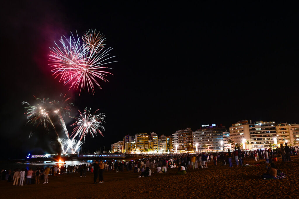 Fuegos artificiales en Las Canteras con motivo de la despedida del Carnaval de Las Palmas de Gran Canaria / Carnaval LPA