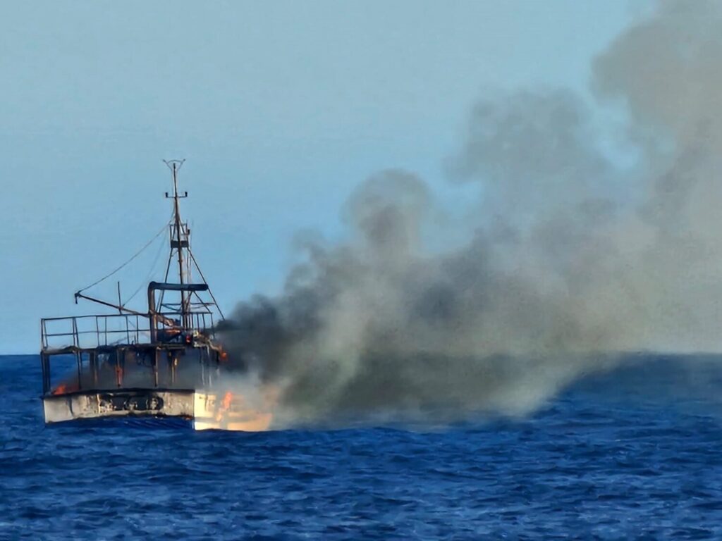 Incendio del pesquero "Montes y Sabino". Imagen Gobierno de Canarias / Europa Press