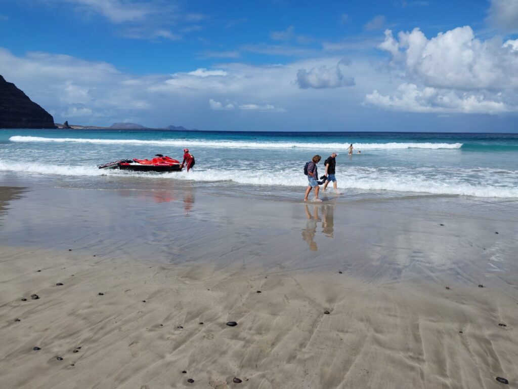 Rescatan a dos personas atrapadas en la costa de Órzola, en Lanzarote